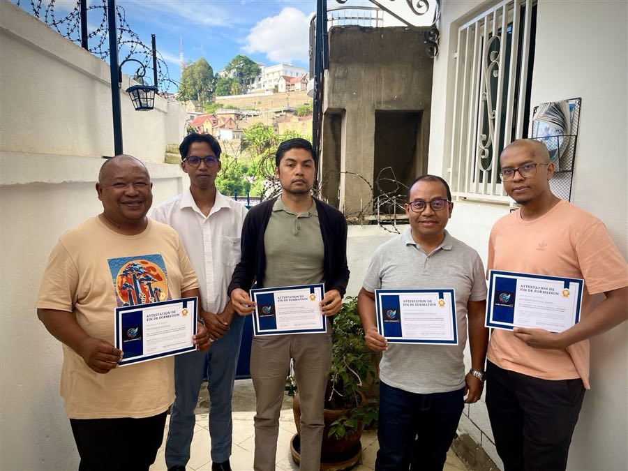 Participants d'une formation IA de Mada Automate AI avec leur attestation de fin de formation