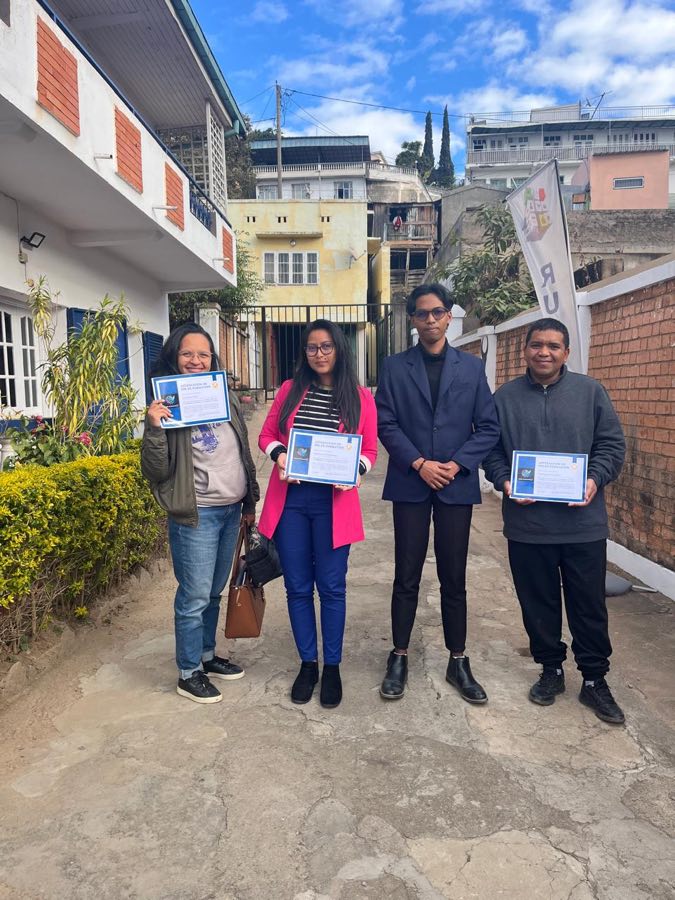 Participants d'une formation IA de Mada Automate AI avec leur attestation